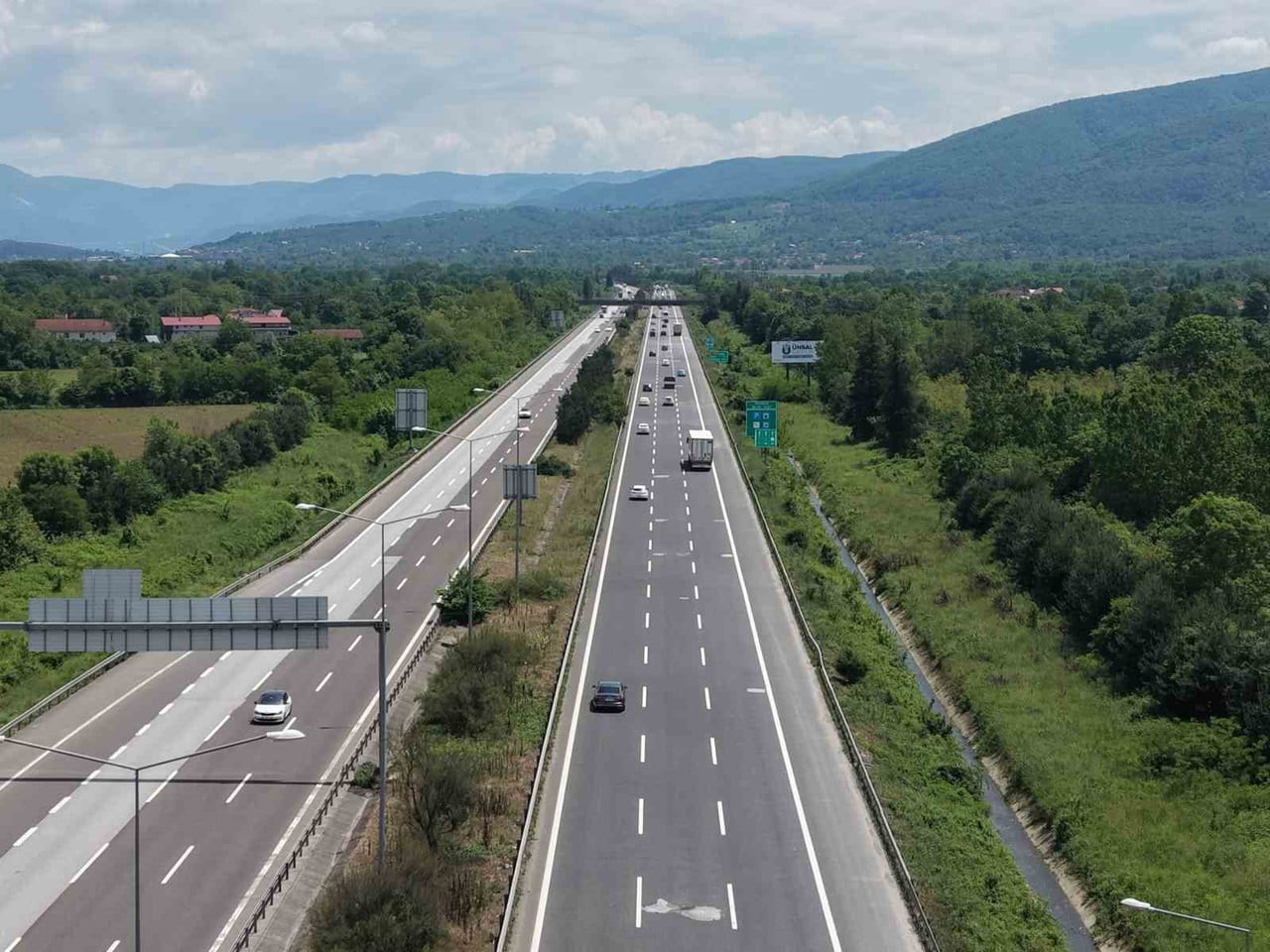 KURBAN BAYRAMI'NIN İLK GÜNÜNDE TEM OTOYOLU'NUN DÜZCE GEÇİŞİ BÜYÜK ÖLÇÜDE BOŞ KALDI