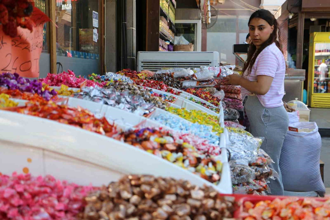 KURBAN BAYRAMI’NA SAYILI GÜNLER KALA DİYARBAKIR’IN SUR İLÇESİ RENGARENK GÖRÜNTÜLERE SAHNE OLDU....