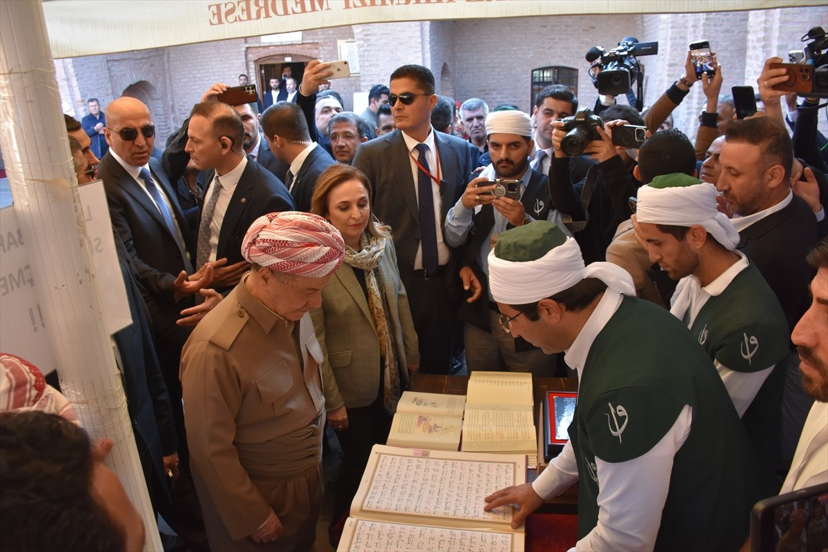 Kürdistan Demokrat Partisi (KDP) Başkanı Mesut Barzani, (solda 1) Şırnak'ın Cizre ilçesinde...