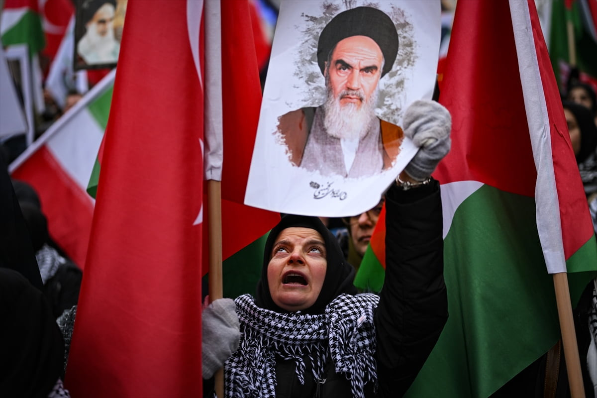 Küresel Direniş Platformu üyeleri, ABD'nin İran’a yönelik politikalarını protesto etmek için...