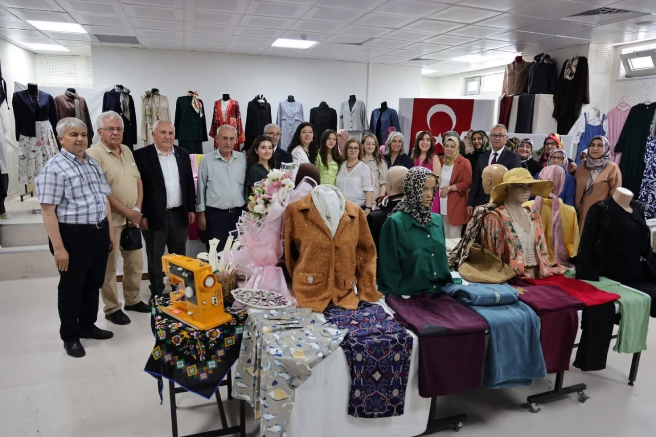 KURSİYERLERİN YIL BOYUNCA HAZIRLADIĞI ÇALIŞMALAR, DÜZENLENEN YIL SONU SERGİLERİYLE VATANDAŞLARIN...