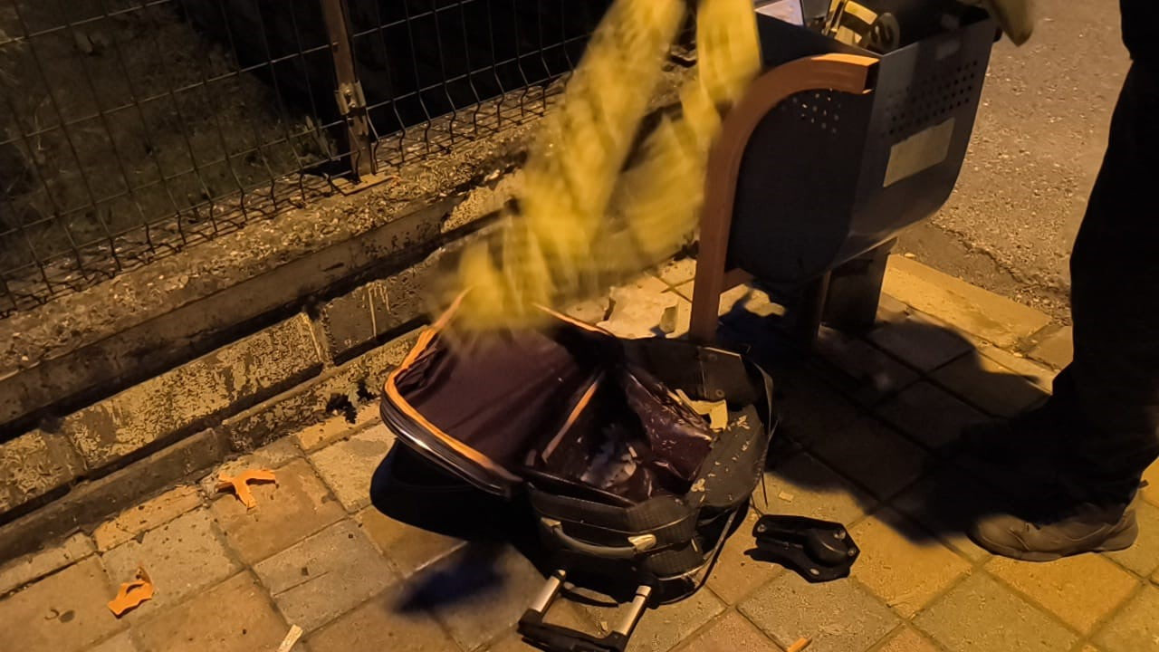 KURTALAN İLÇESİNDE SAĞLIK MÜDÜRLÜĞÜ BİNASI YAKININDA ŞÜPHELİ PAKET, BOMBA İMHA EKİPLERİ TARAFINDAN...