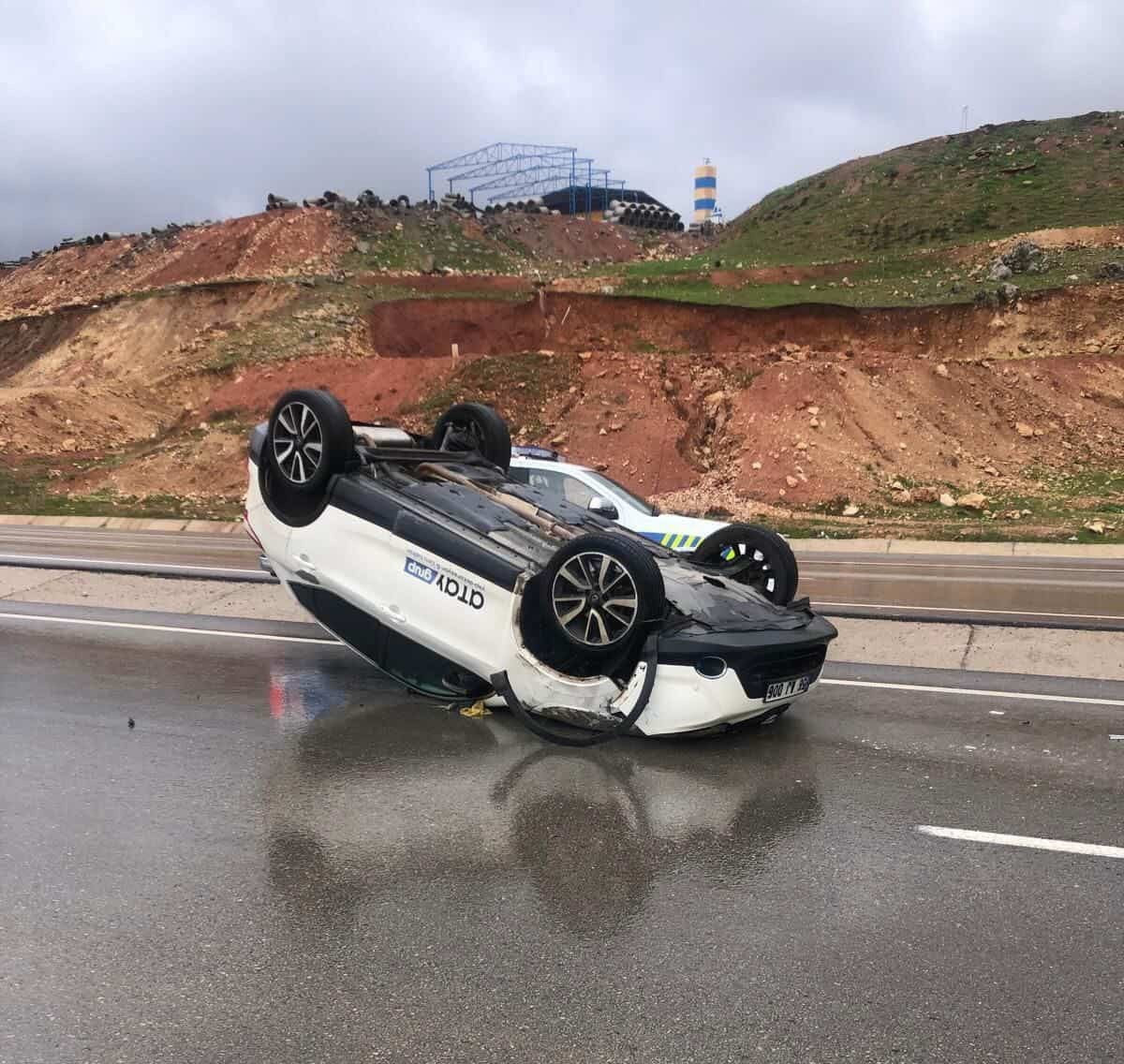 KURTALAN İLÇESİNDE SÜRÜCÜNÜN DİREKSİYON HAKİMİYETİNİ KAYBETTİĞİ ARAÇ TAKLA ATTI