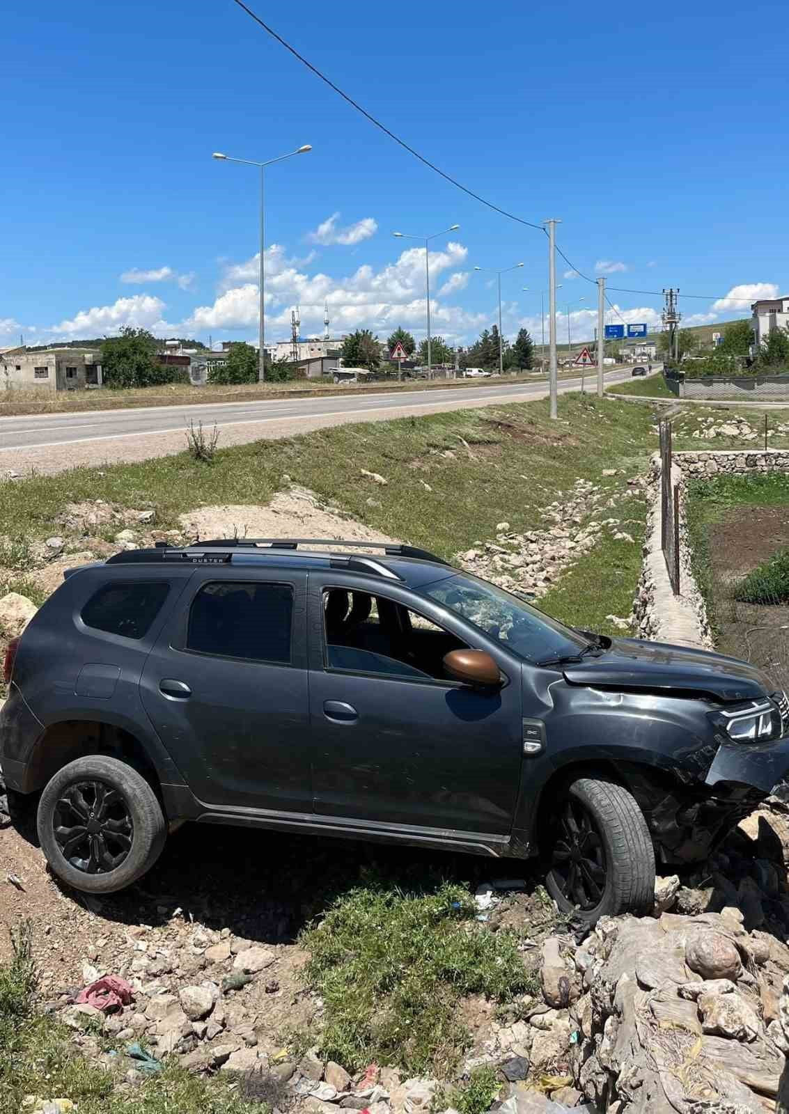 KURTALAN İLÇESİNDE VİRAJDA MEYDANA GELEN KAZADA YOLDAN ÇIKAN OTOMOBİLDEKİ 2 KİŞİ...