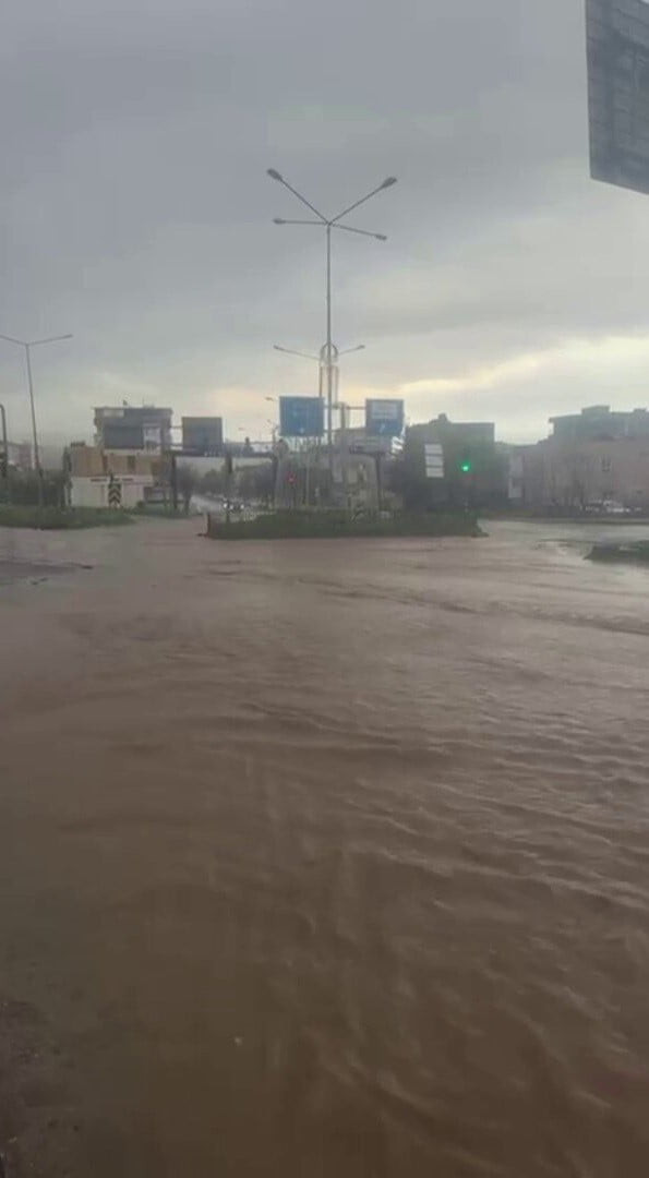 KURTALAN’DA SAĞANAK YAĞIŞ HAYATI OLUMSUZ ETKİLEDİ