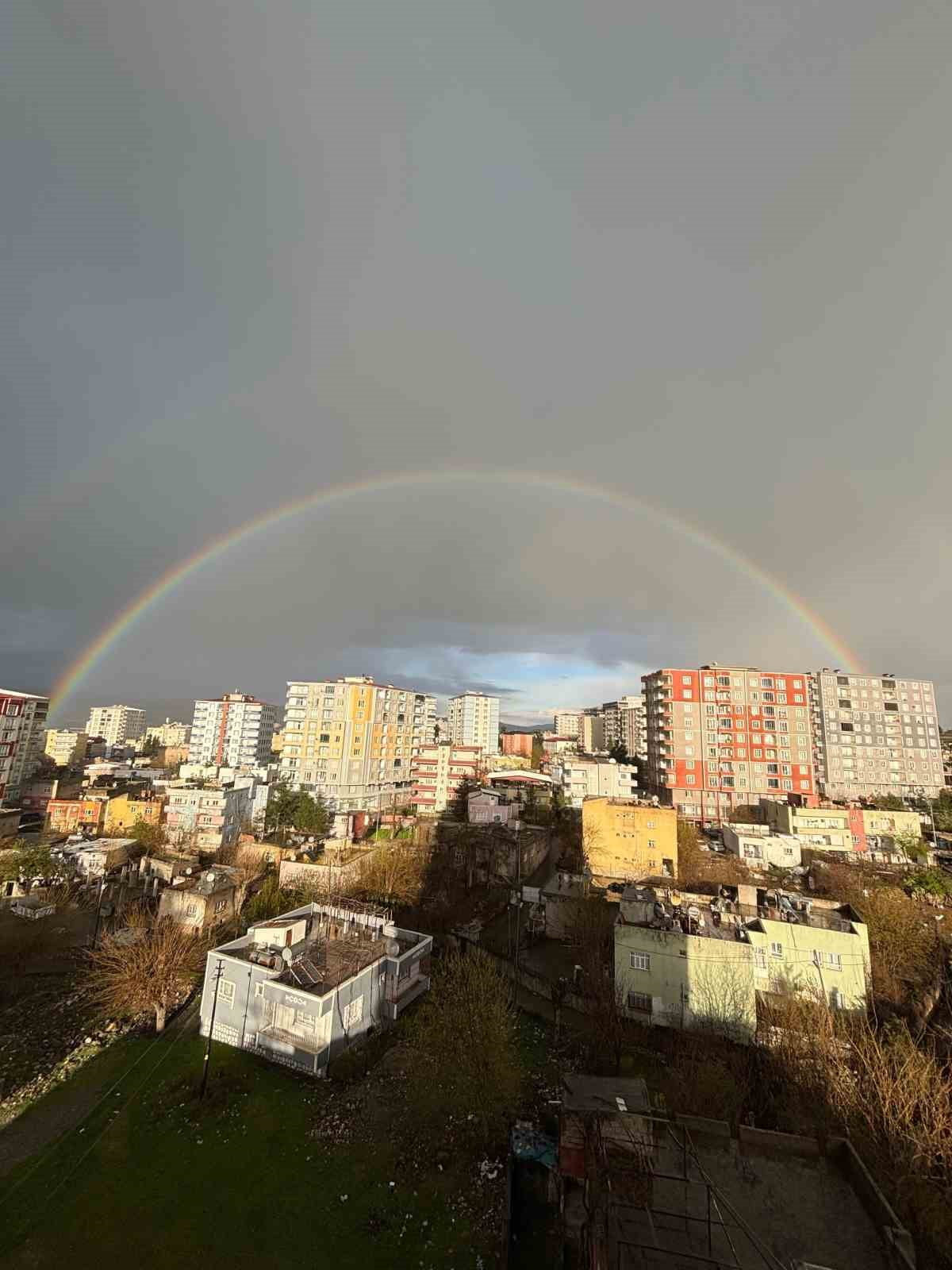 KURTALAN’DA YAĞMUR SONRASI GÖKKUŞAĞI GÖZ KAMAŞTIRDI