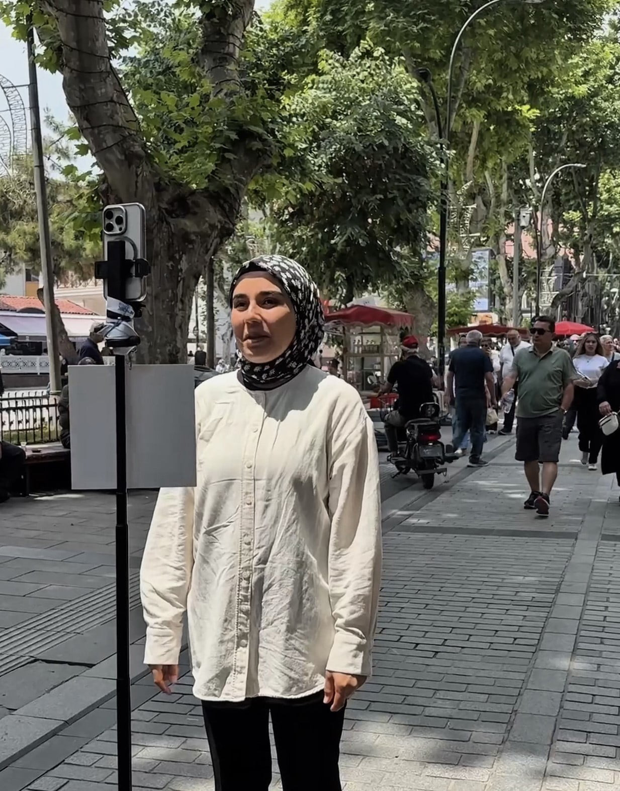 KURULAN KAMERANIN KARŞISINA GEÇEN VATANDAŞLAR, BABALARINA SEVGİLERİNİ, TEŞEKKÜRLERİNİ VE...