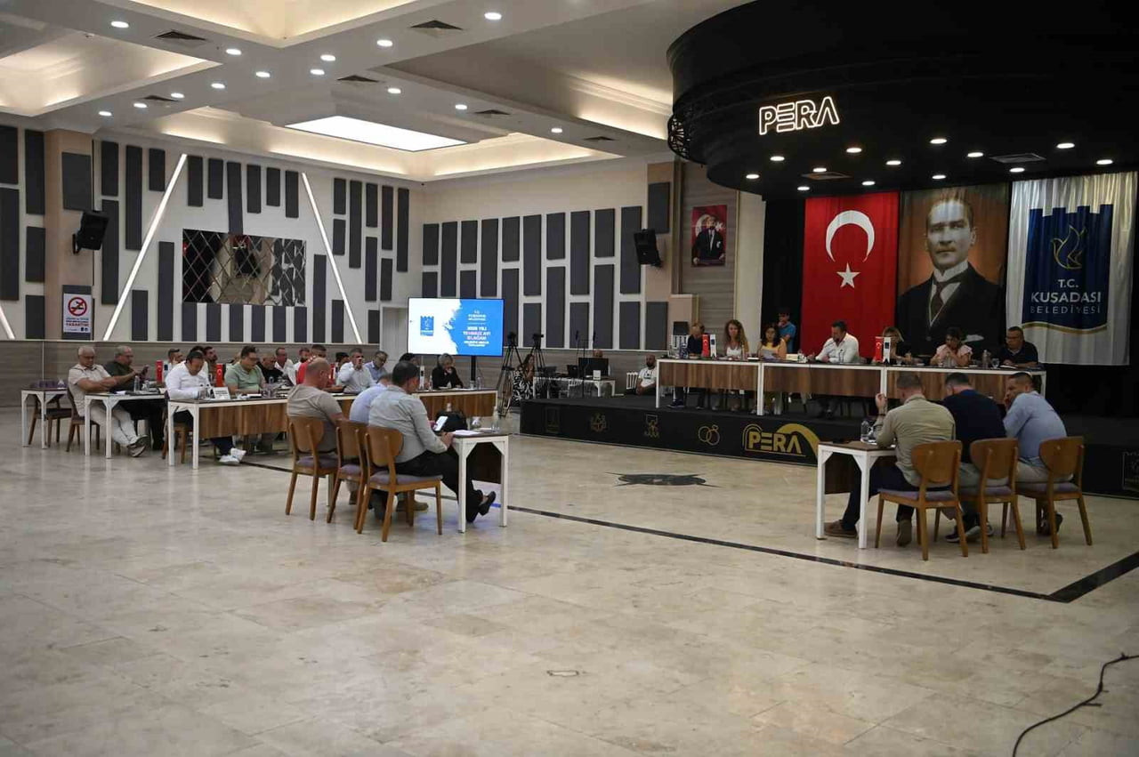 KUŞADASI BELEDİYE MECLİSİ'NİN TEMMUZ AYI TOPLANTISINDA ELEKTRİKLİ ARAÇ ALIMI, ADALI KART...