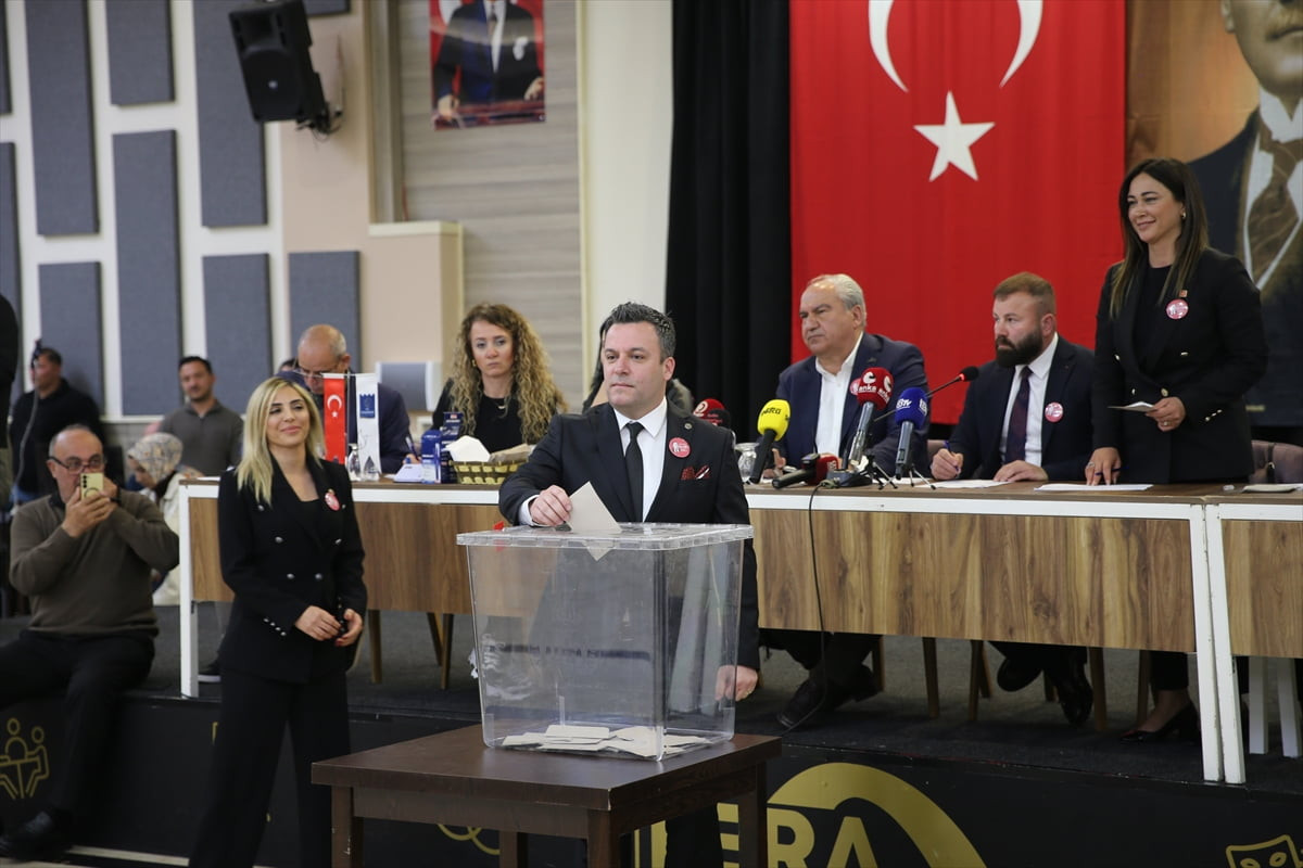 Kuşadası Belediye Meclisinde, "rüşvet almak" suçlamasından tutuklanan Kuşadası Belediyesi Başkanı...