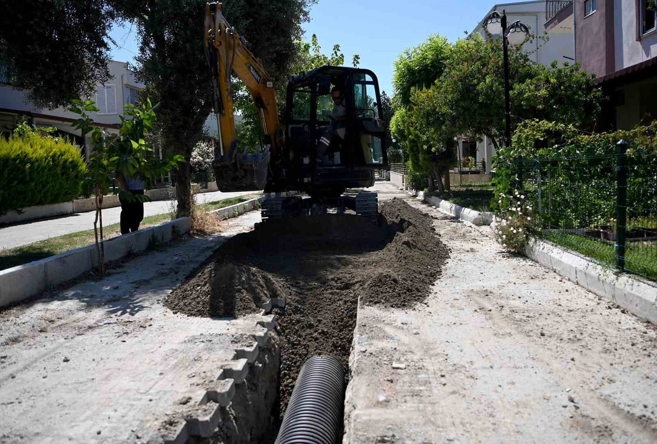 KUŞADASI BELEDİYESİ FEN İŞLERİ MÜDÜRLÜĞÜ EKİPLERİ TARAFINDAN KARAOVA MAHALLESİ 4459 SOKAK’TA 294...