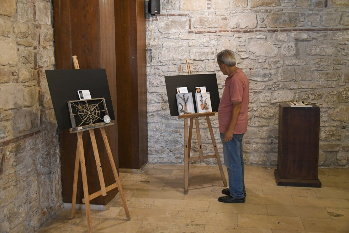 KUŞADASI BELEDİYESİ İBRAMAKİ SANAT GALERİSİ, DOĞANIN BİN BİR RENGİNİ VE ARKEOLOJİNİN İZLERİNİ...
