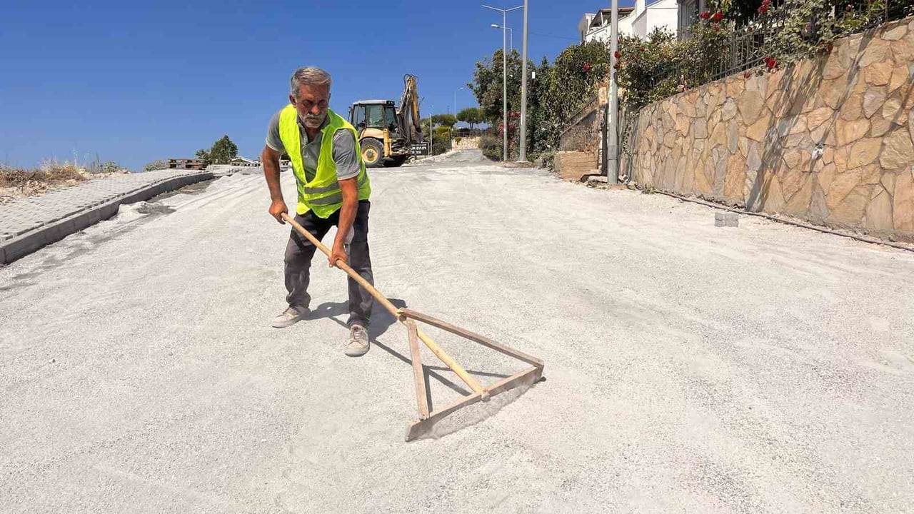 KUŞADASI BELEDİYESİ, KADINLAR DENİZİ MAHALLESİ'NDE YAKLAŞIK 2 BİN METREKARELİK ALANDA YOL YENİLEME...
