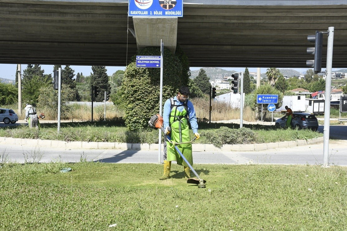 KUŞADASI BELEDİYESİ PARK VE BAHÇELER MÜDÜRLÜĞÜ EKİPLERİ, KENT ESTETİĞİNİ GÜÇLENDİRMEK AMACIYLA...
