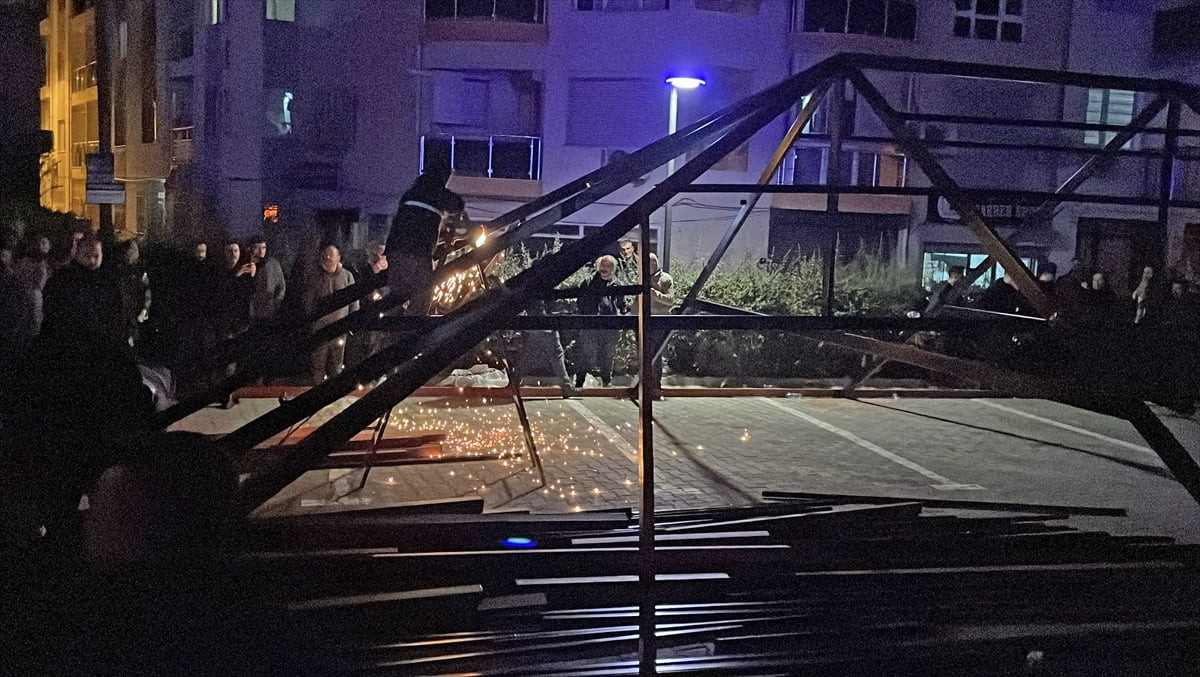 Kuşadası Belediyesinin Aydın Büyükşehir Belediyesine ait araziye izinsiz metal konstrüksiyon...