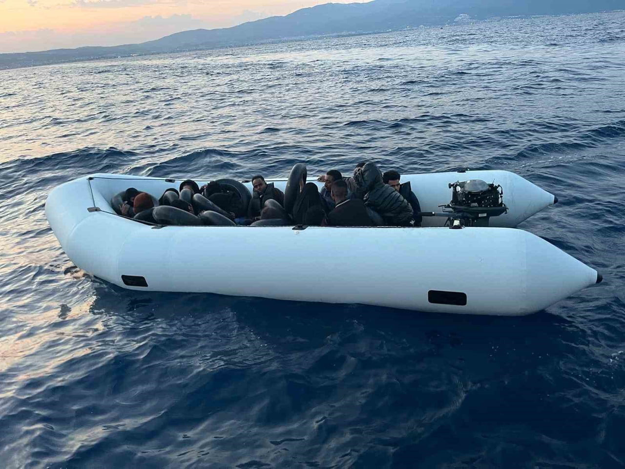 KUŞADASI’NDA 14 DÜZENSİZ GÖÇMEN KURTARILDI