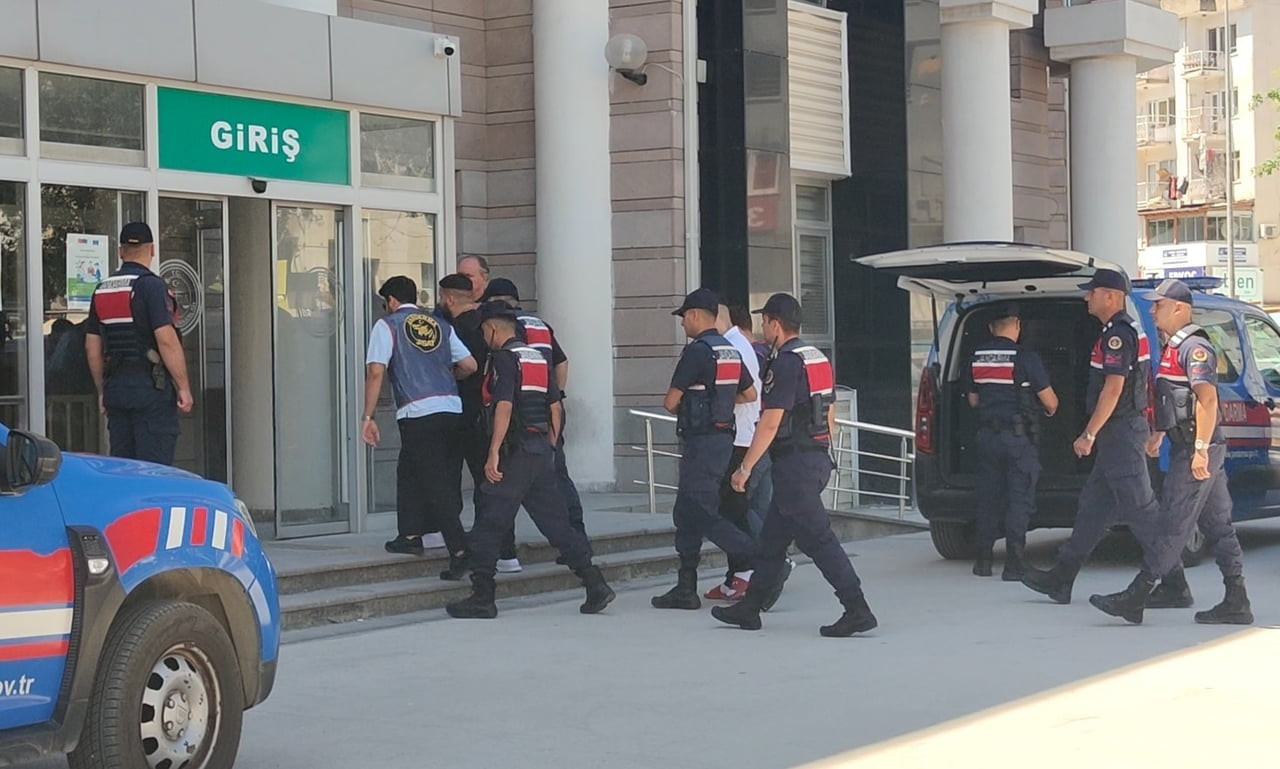 KUŞADASI’NDA SUÇ MAKİNELERİ YAKALANDI
