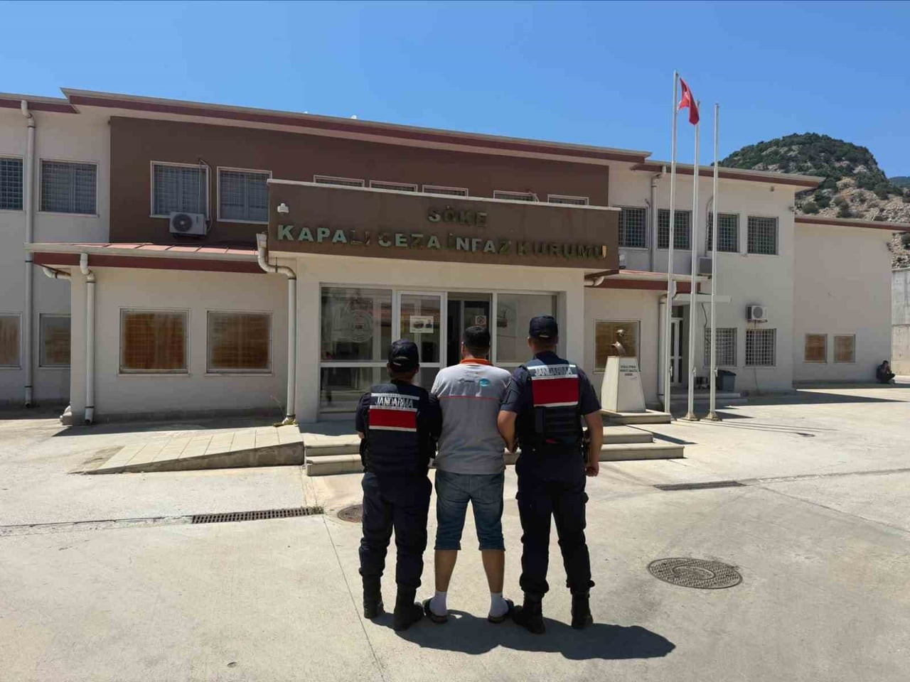 KUŞADASI’NDA UYUŞTURUCU SATICISI YAKALANDI
