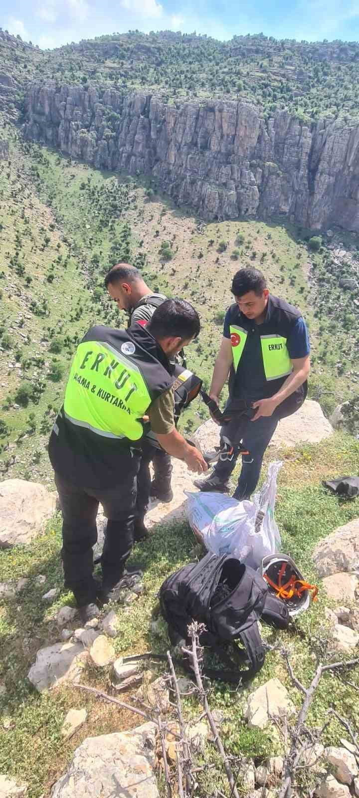 KUŞDALI KÖYÜ YAKINLARINDAKİ SARP VE DİK KAYALIKLARDA MAHSUR KALAN KEÇİ, ERUH ARAMA KURTARMA...