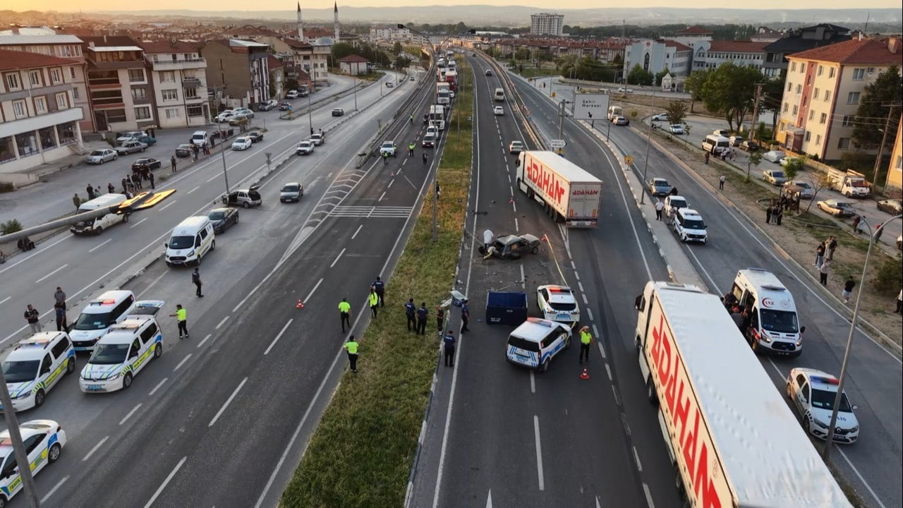 KÜTAHYA-AFYONKARAHİSAR KARAYOLUNDA İKİ OTOMOBİLİN KARIŞTIĞI KAZADA 1 KİŞİ HAYATINI KAYBETTİ, 2...