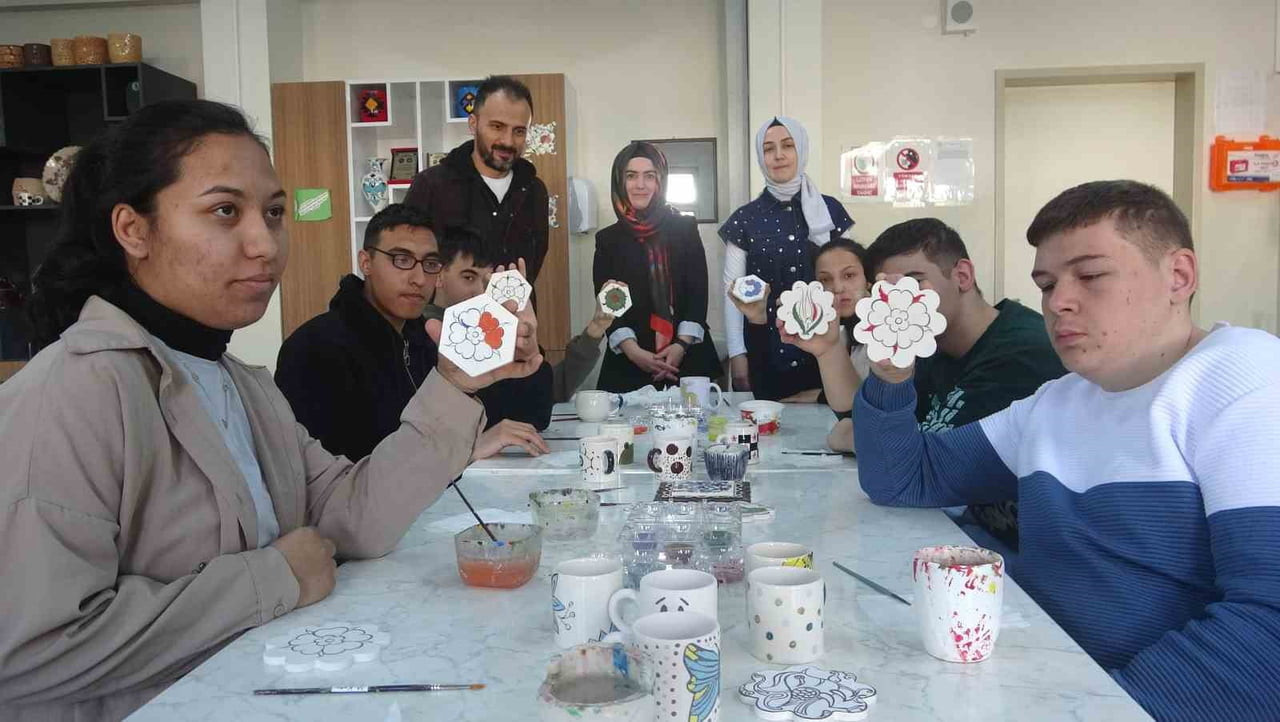 KÜTAHYA BAHATTİN ÇİNİ ÖZEL EĞİTİM MESLEK OKULU'NDA ÖZEL ÖĞRENCİLER İÇİN ANLAMLI BİR ÇİNİ BOYAMA...