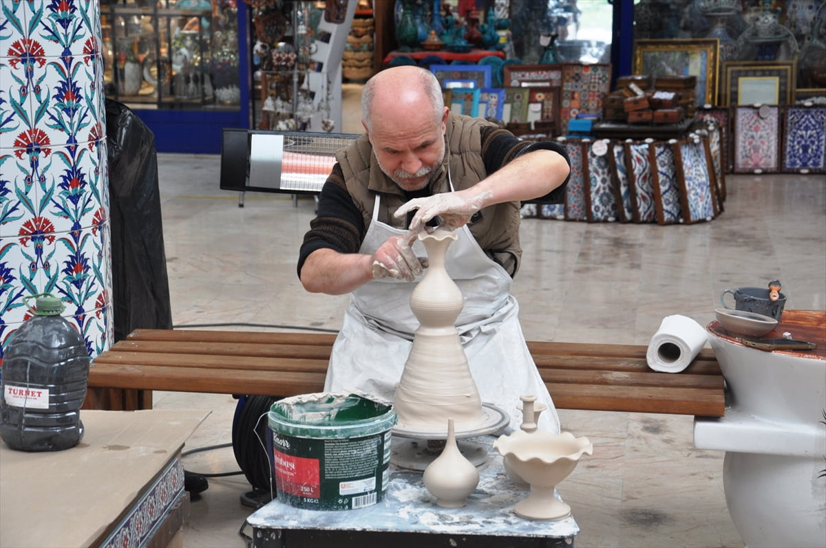 Kütahya çini sanatının vitrini konumundaki Çiniciler Çarşısı'nda, ziyaretçilere alış verişin yanı...