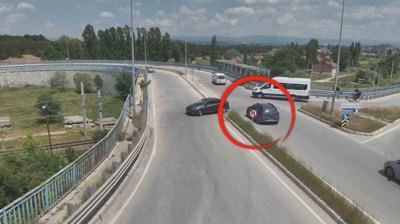 KÜTAHYA EMNİYET MÜDÜRLÜĞÜ, VEFA ÜST GEÇİDİ'NDE SÜRÜCÜLERİN YAPTIĞI HATALI U DÖNÜŞÜNÜN TRAFİK...
