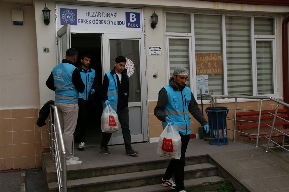 Kütahya Gençlik ve Spor Bakanlığı yurtlarında kalan üniversite öğrencileri, "Komşum" projesi...