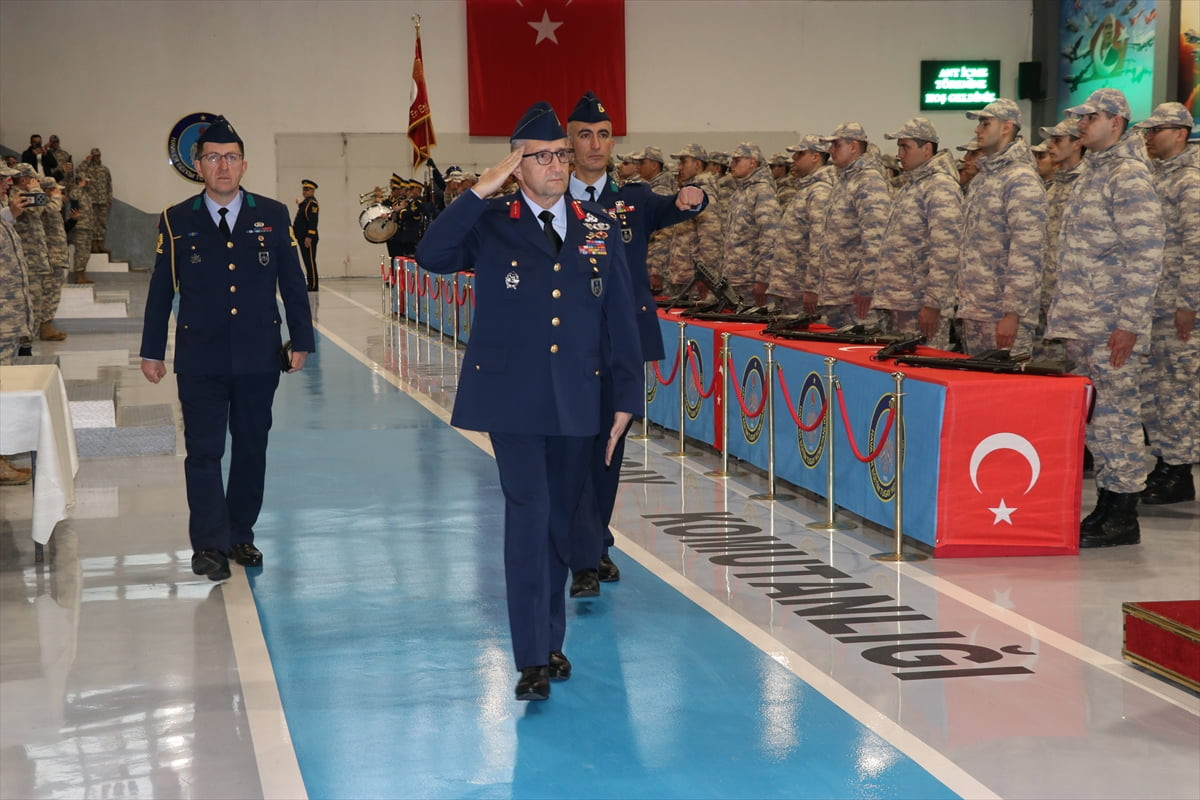 Kütahya Hava Er Eğitim Tugay Komutanlığında, temel eğitimlerini tamamlayan 1003 yükümlü er için...