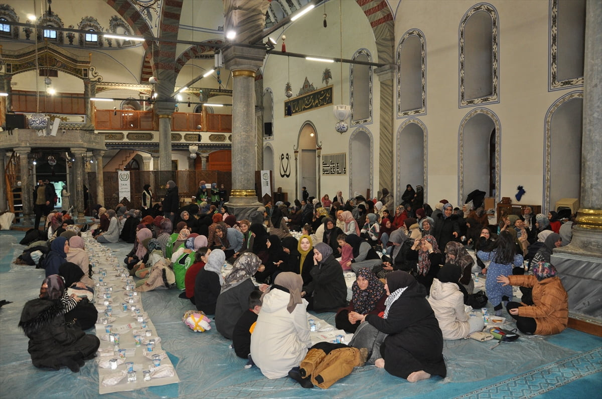 Kütahya İHH İnsani Yardım Derneği öncülüğünde geleneksel hale getirilen "Ümmet İftarı" programının...