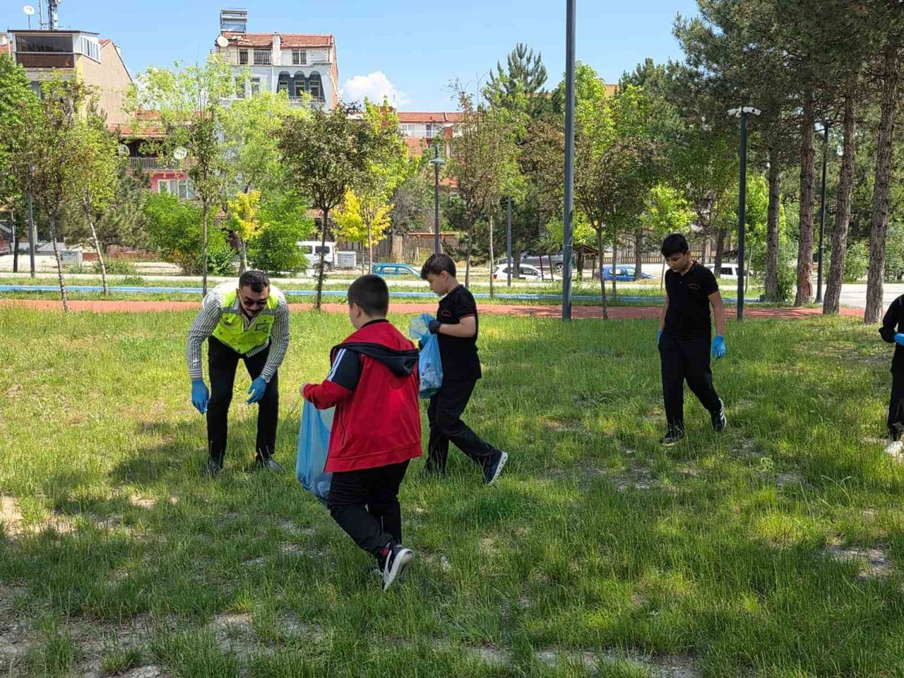 KÜTAHYA MERKEZ AHTERİ İMAM HATİP ORTAOKULU'NCA, ÇEVRE HAFTASI KAPSAMINDA ÇEVRE TEMİZLİĞİ ETKİNLİĞİ...