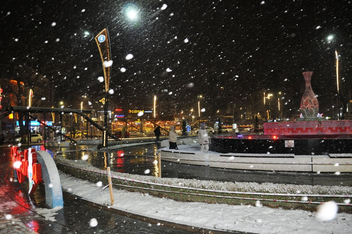 Kütahya şehir merkezi, mevsimin ilk kar yağışıyla beyaza büründü.