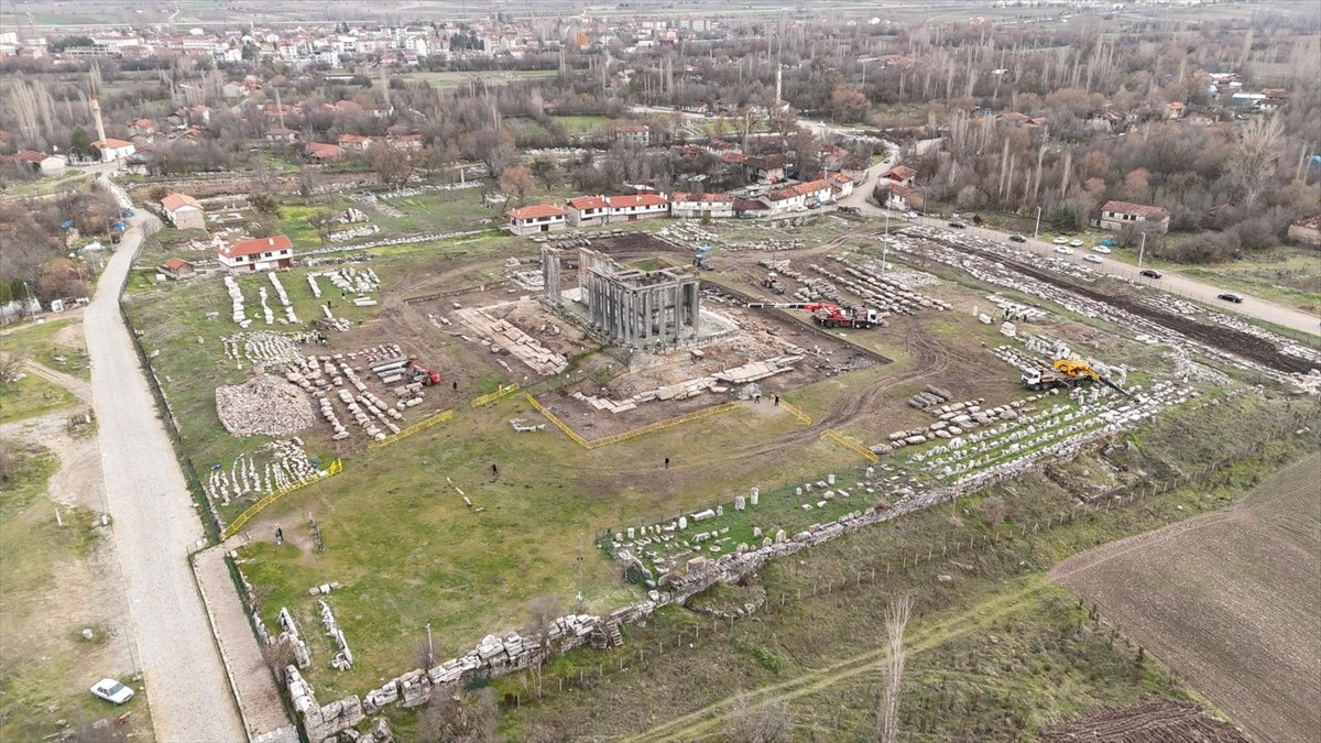 Kütahya Valisi Musa Işın, Çavdarhisar ilçesinde bulunan Aizanoi Antik Kenti'ndeki Zeus...