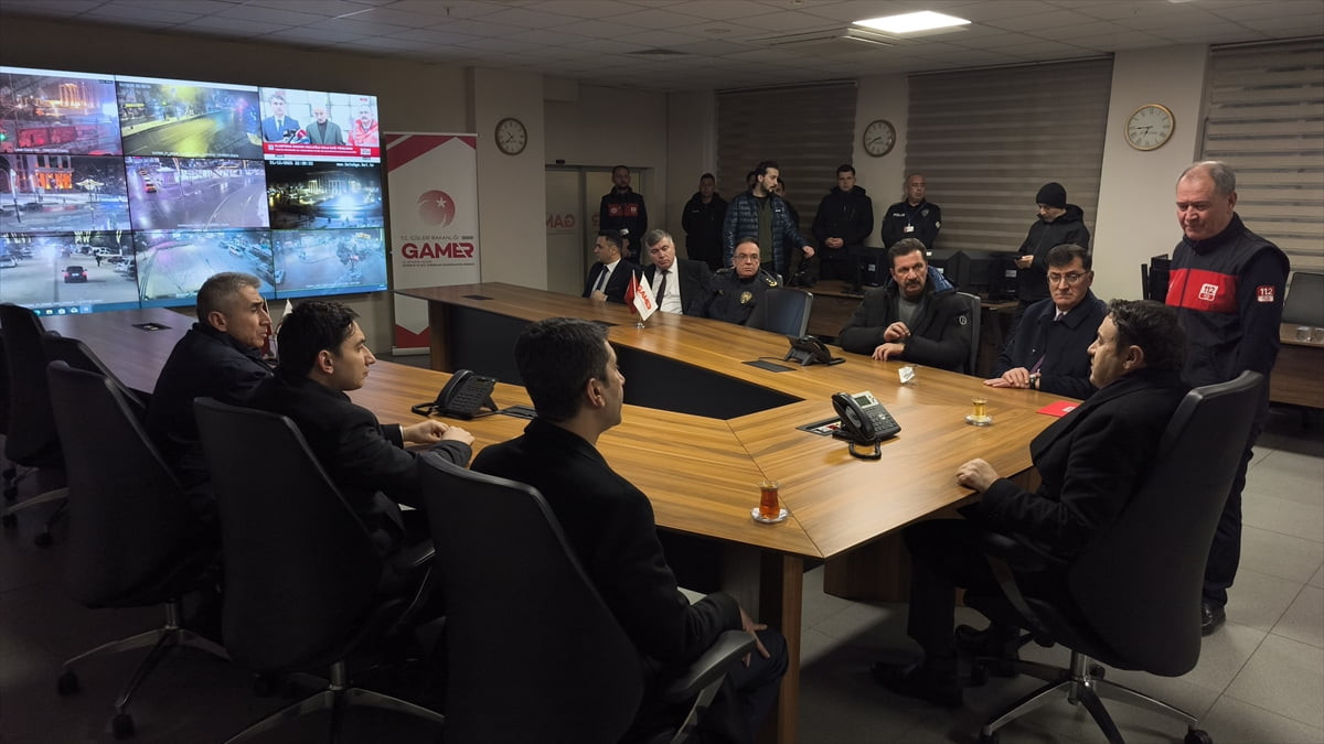 Kütahya Valisi Musa Işın, kentte yılbaşında görev yapan polis, jandarma, sağlık ve Acil Çağrı...