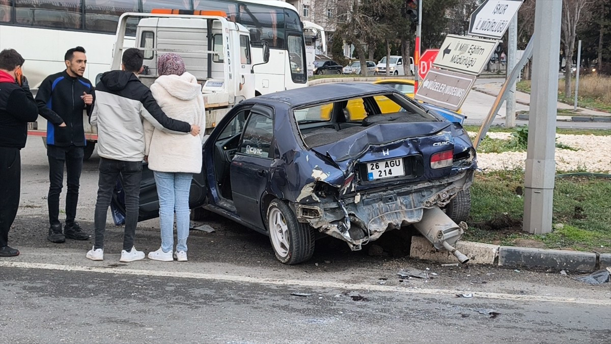 Kütahya'da 4 aracın karıştığı zincirleme trafik kazasında 4 kişi yaralandı.