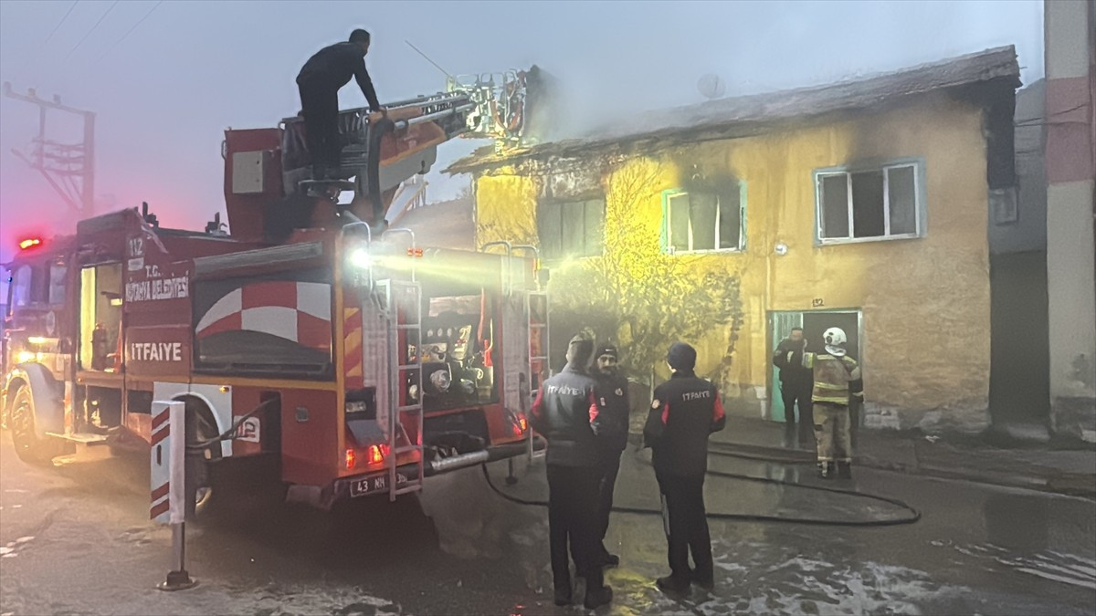 Kütahya'da ahşap evde çıkan yangında mahsur kalan kadın hayatını kaybetti, kızı ise...