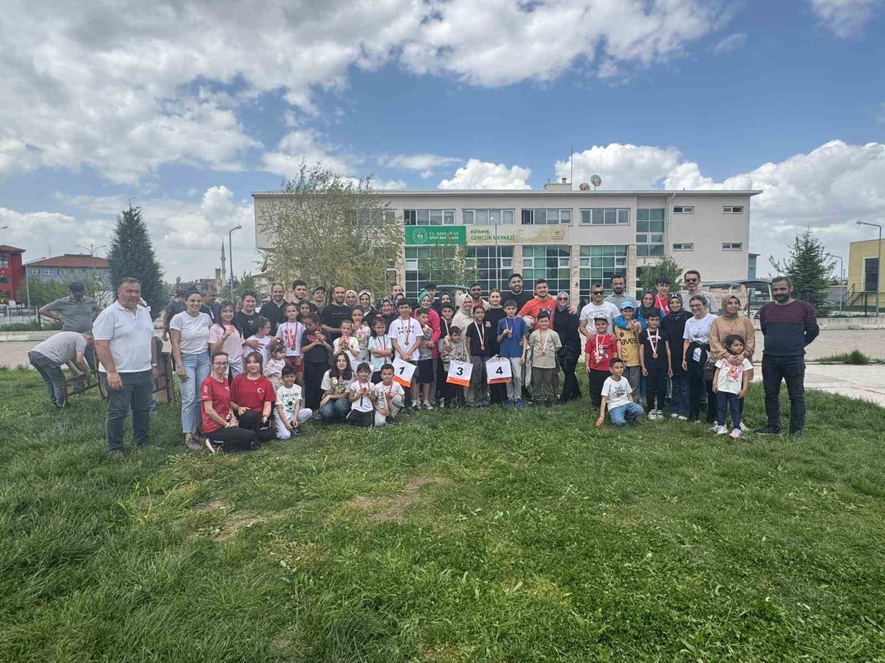 KÜTAHYA'DA AİLELER HEDEFLERE EL ELE KOŞTU