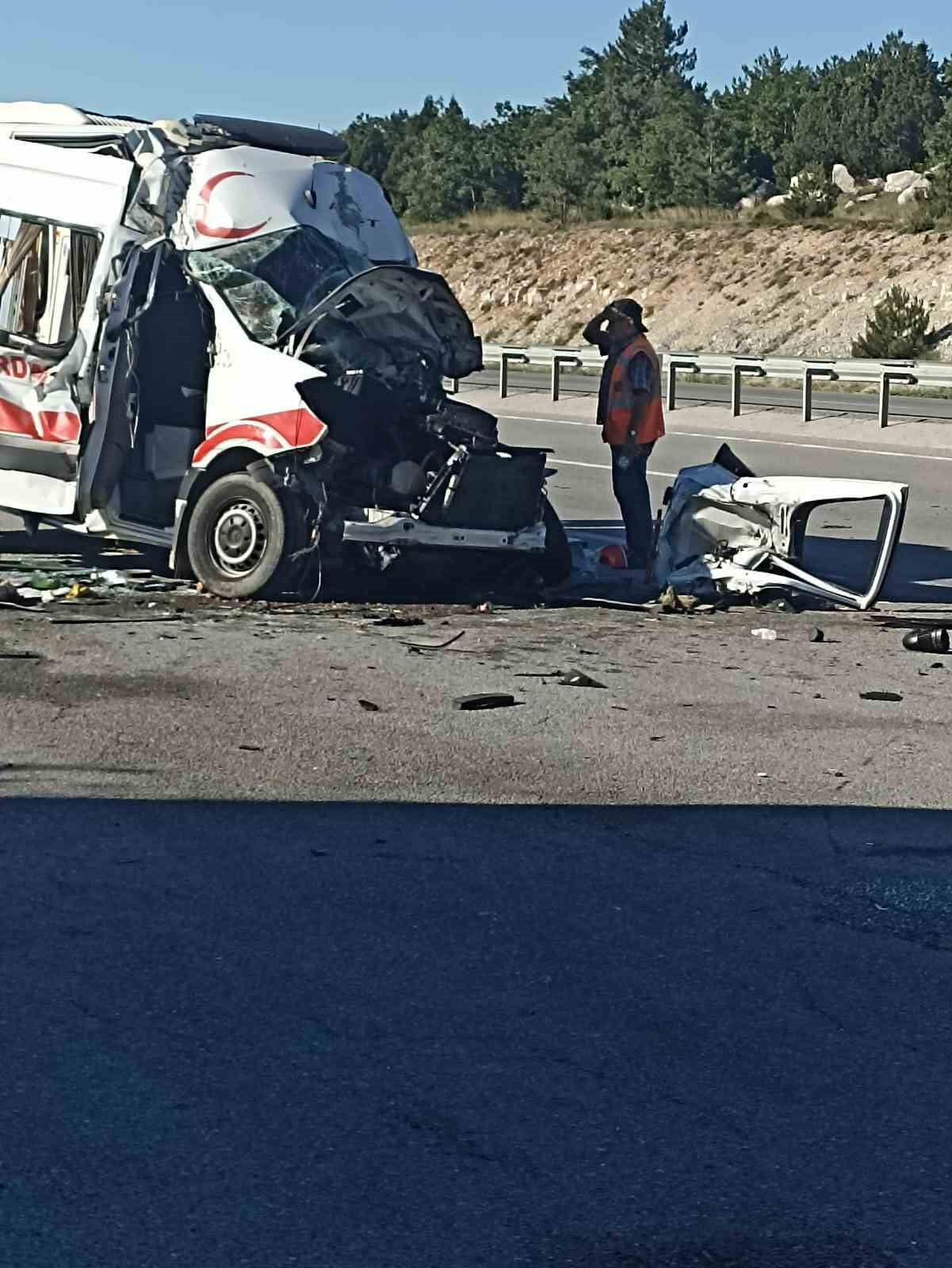 KÜTAHYA'DA AMBULANS İLE TIRIN KARIŞTIĞI TRAFİK KAZASINDA 1 KİŞİ HAYATINI KAYBETTİ, 4 KİŞİ...