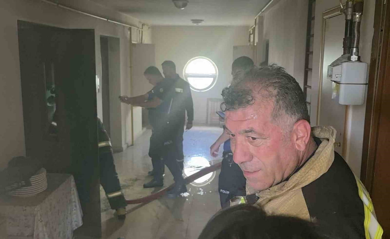 KÜTAHYA'DA APARTMAN YANGINI PANİĞİ: İKİ KİŞİ DUMANDAN ETKİLENDİ