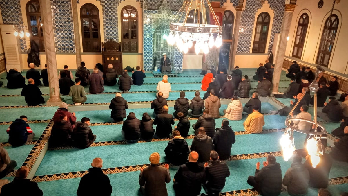 Kütahya'da Berat Kandili dolayısıyla Alipaşa Camisinde program düzenlendi.