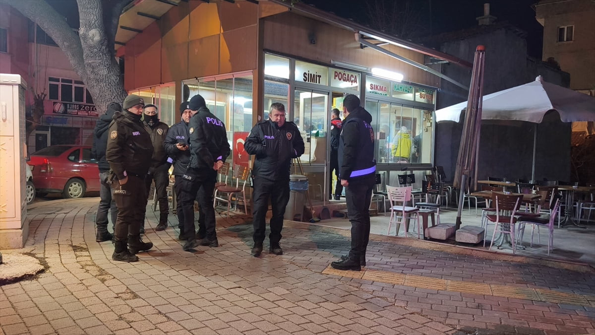 Kütahya'da bir çay ocağında meydana gelen bıçaklı saldırıda bir kişi ağır yaralandı.