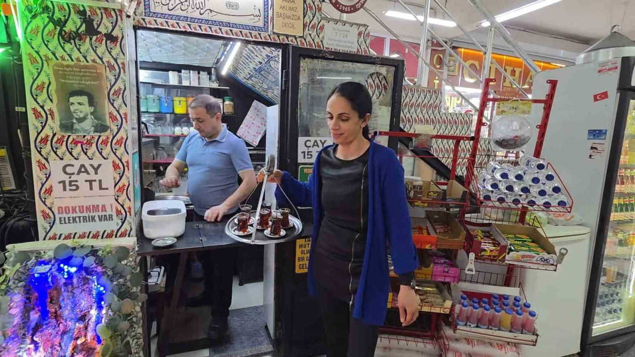 KÜTAHYA'DA BİR ESNAF 3 METREKARELİK İŞYERİNİ SANAT ESERİNE DÖNÜŞTÜRDÜ