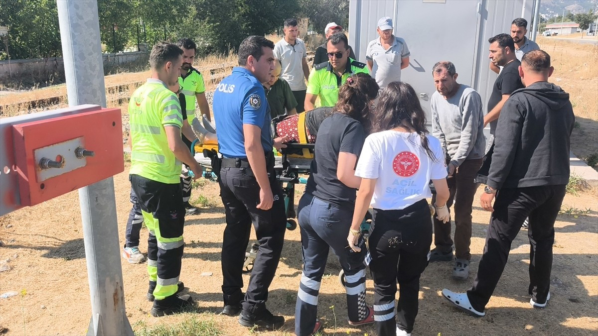 Kütahya'da, cep telefonuyla konuşurken fark etmediği trenin çarptığı kadın yaralandı. Kaza yerine...
