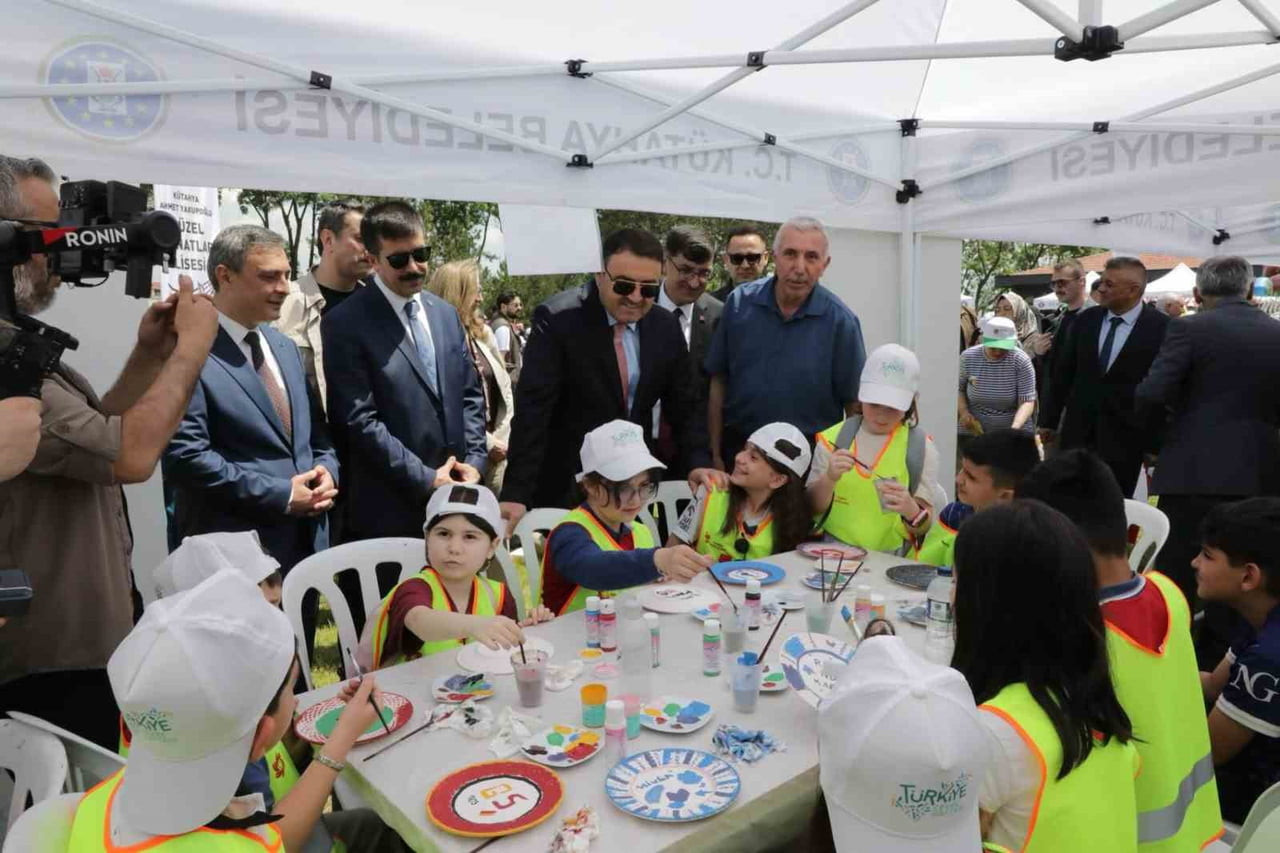 KÜTAHYA'DA ÇEVRE HAFTASI KAPSAMINDA DÜZENLENEN "DÜNYA BİZE EMANET" ETKİNLİĞİ, GENİŞ KATILIMLA...