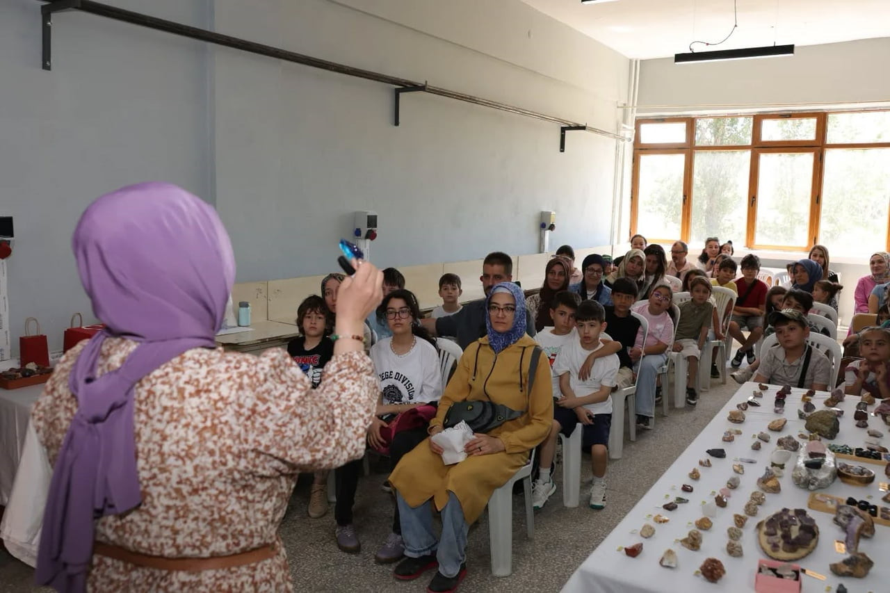 KÜTAHYA'DA ÇOCUKLAR DOĞAL TAŞLARIN GİZEMLİ DÜNYASINI KEŞFETTİ