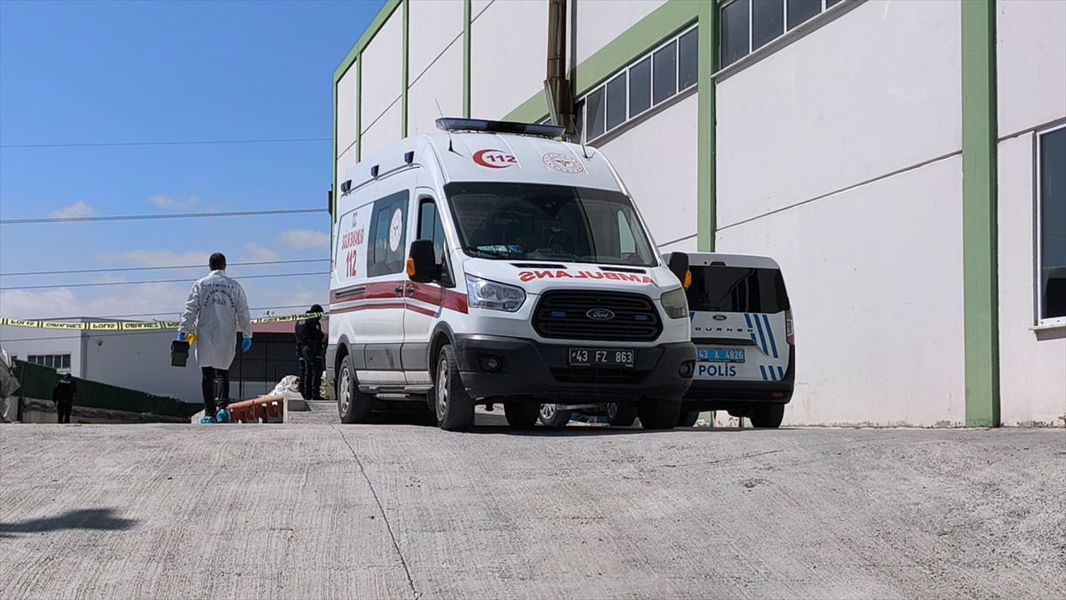 Kütahya'da geri dönüşüm tesisinde kullanılan havuza düşen işçi hayatını kaybetti.