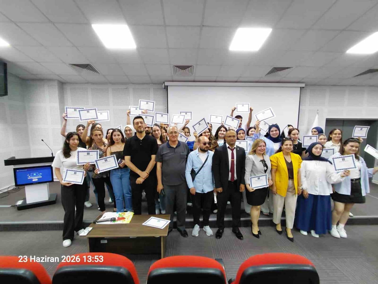 KÜTAHYA'DA GÖRME ENGELLİ ÖĞRENCİLERİN ÜNİVERSİTE YOLCULUĞUNA BÜYÜK DESTEK