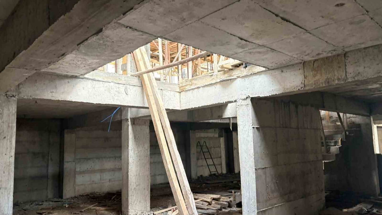KÜTAHYA'DA İNŞAATTA İSKELE ÇÖKTÜ: 4 İŞÇİ YARALANDI