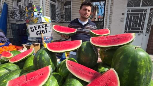 Kütahya'da İran karpuzu tezgahlarda dilimle satılıyor