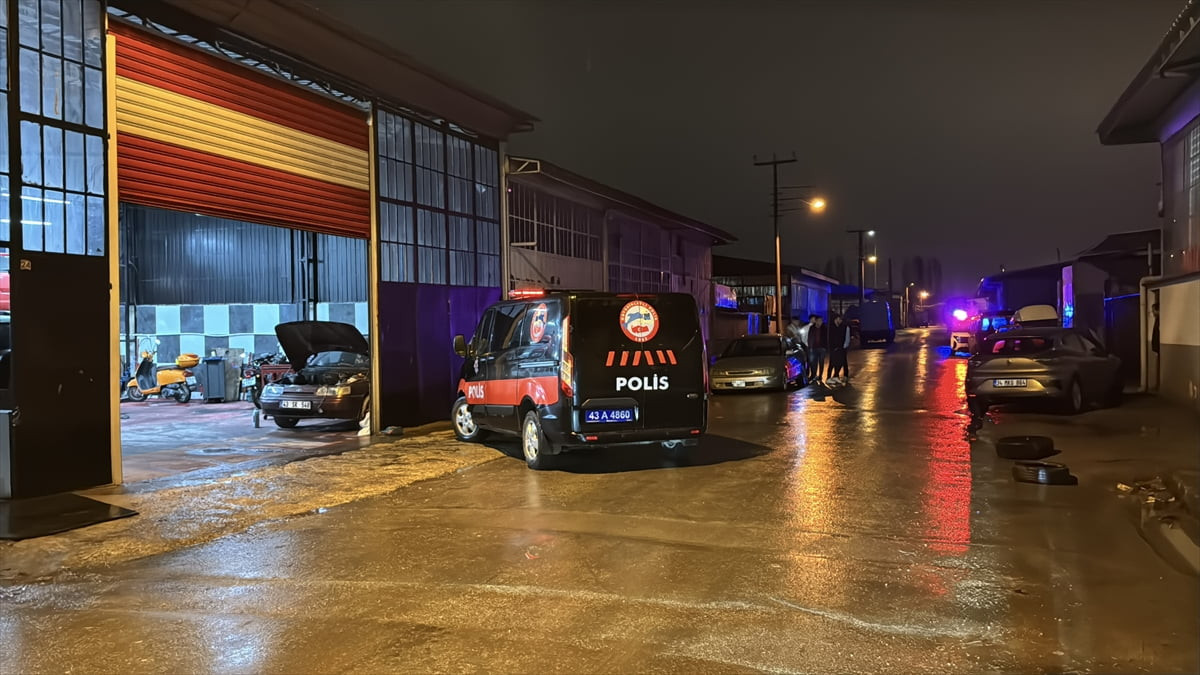 Kütahya'da iş yerinin önünde silahlı saldırıya uğrayan kişi yaralandı.