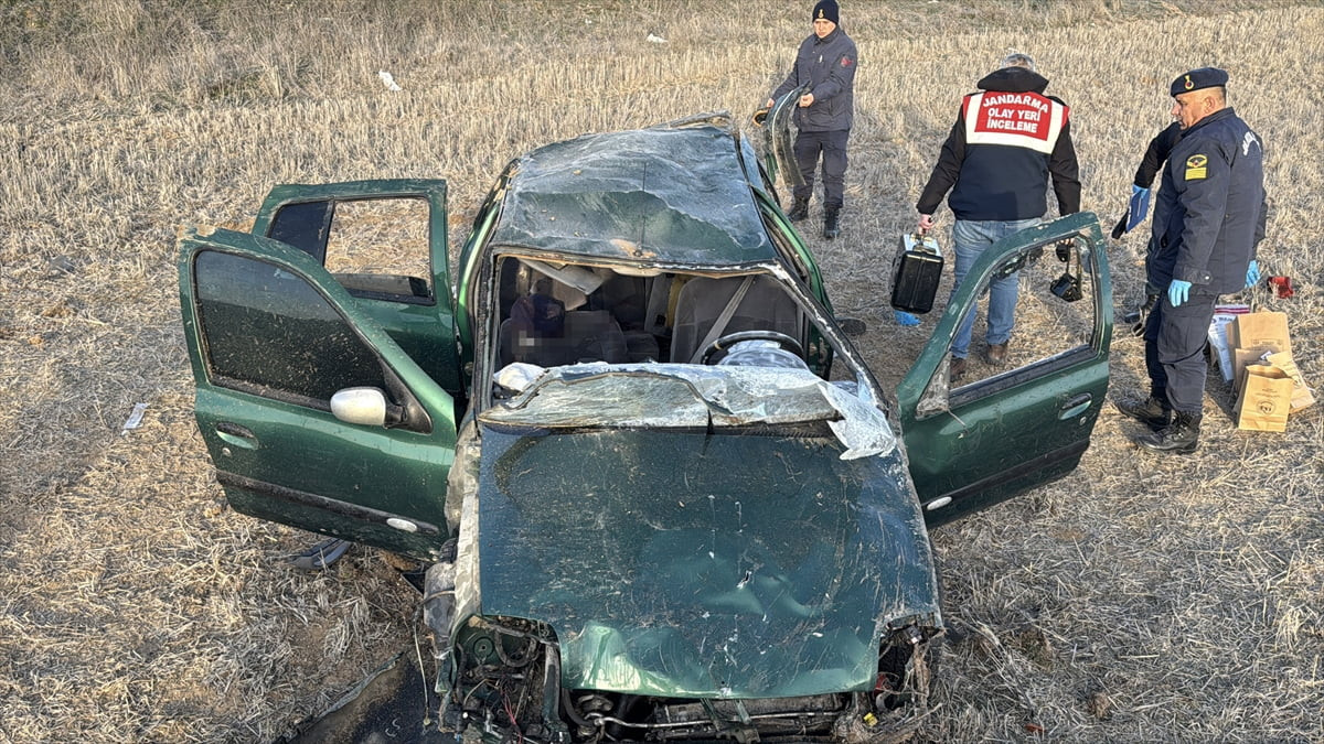 Kütahya'da kontrolden çıkan otomobilin tarlaya yuvarlanması sonucu 1 kişi öldü, 2 kişi yaralandı....